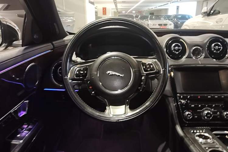 Used Jaguar XJ 2015 XJL 3.0 SC Two-Wheel-Drive Panoramic Business Edition Steering Wheel