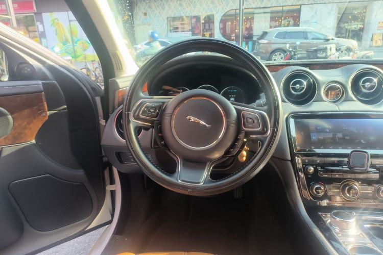 Used Jaguar XJ 2015 XJL 3.0 SC Two-Wheel-Drive Panoramic Business Edition Steering Wheel