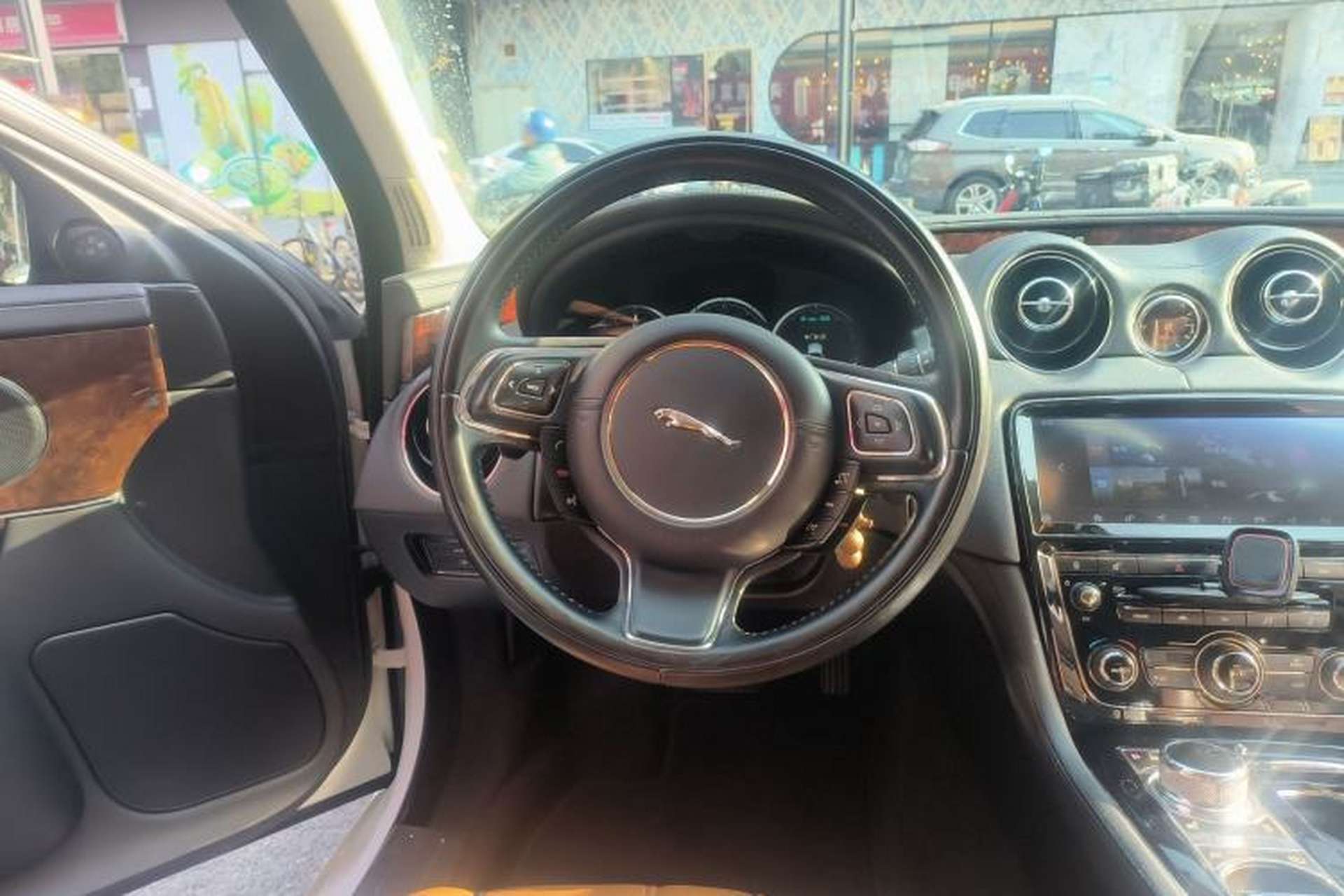 Used Jaguar XJ 2015 XJL 3.0 SC Two-Wheel-Drive Panoramic Business Edition Steering Wheel