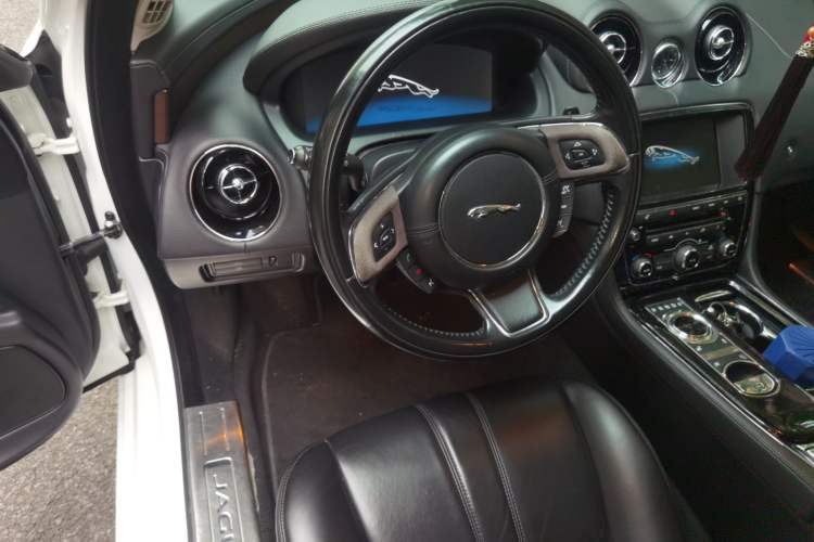 Used Jaguar XJ 2015 XJL 3.0 SC Elegant Business 80th Anniversary Limited Edition Steering Wheel