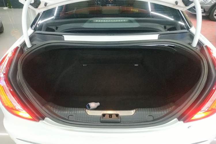 Used Jaguar XJ 2015 XJL 2.0T Two-Wheel Drive Panoramic Business Edition Trunk