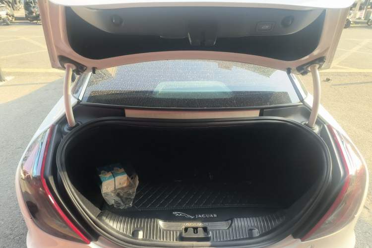 Used Jaguar XJ 2015 XJL 3.0 SC Two-Wheel-Drive Panoramic Business Edition Trunk