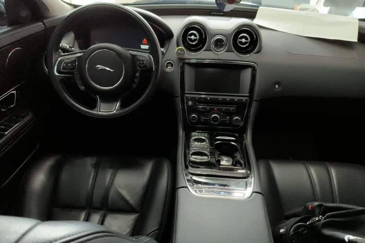 Used Jaguar XJ 2016 XJL 3.0 SC Two-Wheel-Drive Elegant Business Edition Center Console