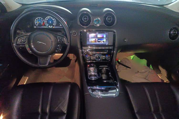 Used Jaguar XJ 2016 XJL 2.0T Two-Wheel-Drive Elegant Business Edition Center Console