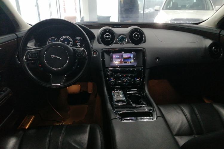 Used Jaguar XJ 2016 XJL 2.0T Two-Wheel-Drive Elegant Business Edition Center Console