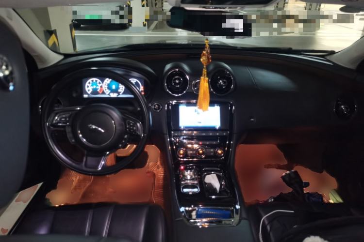 Used Jaguar XJ 2016 XJL 2.0T Two-Wheel-Drive Elegant Business Edition Center Console