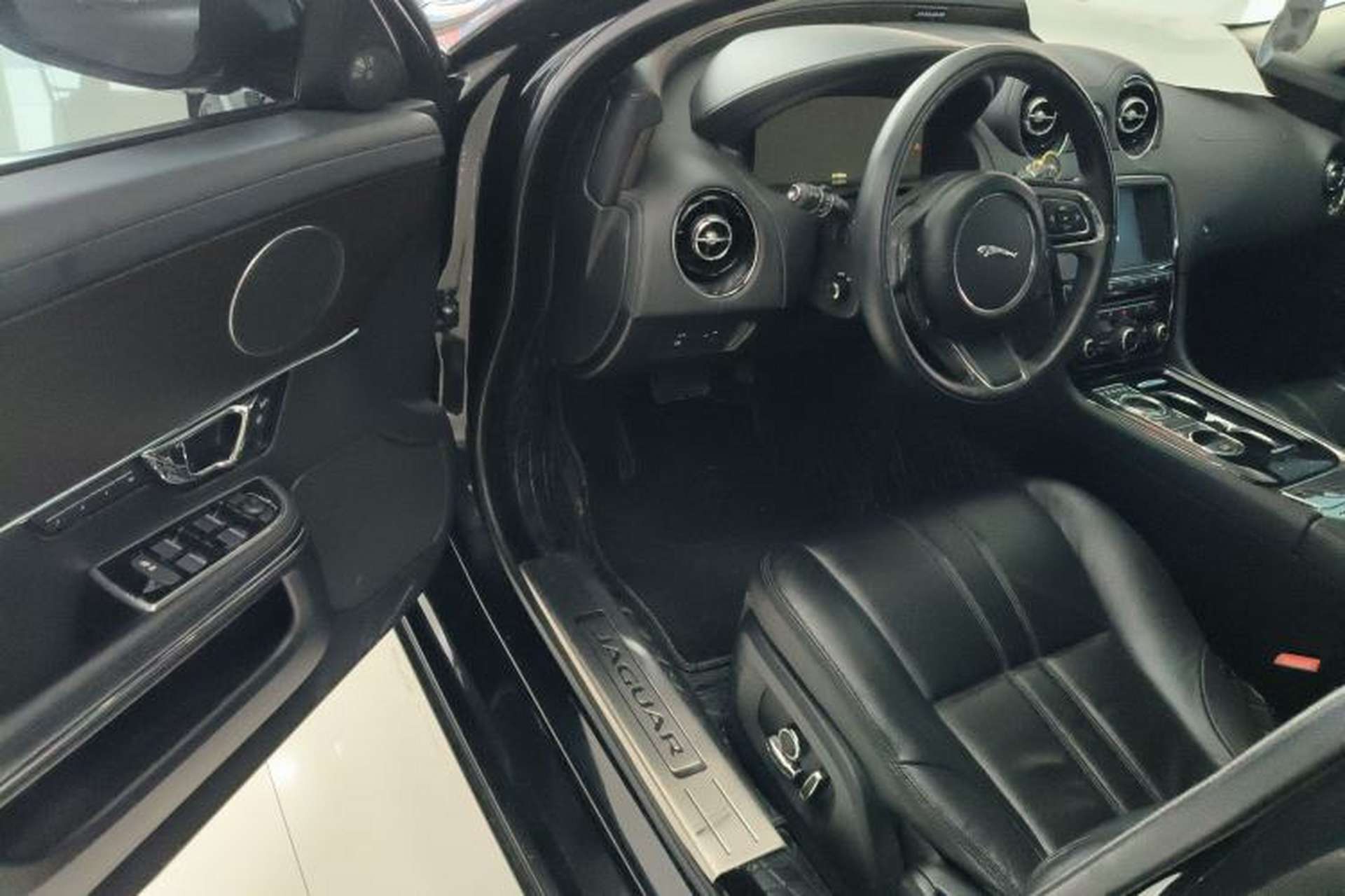 Used Jaguar XJ 2016 XJL 3.0 SC Two-Wheel-Drive Elegant Business Edition Driver Seat