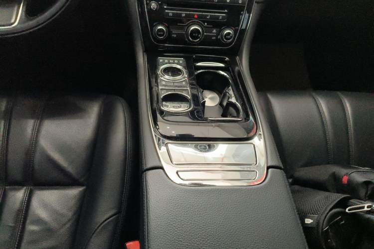 Used Jaguar XJ 2016 XJL 3.0 SC Two-Wheel-Drive Elegant Business Edition Gear Lever