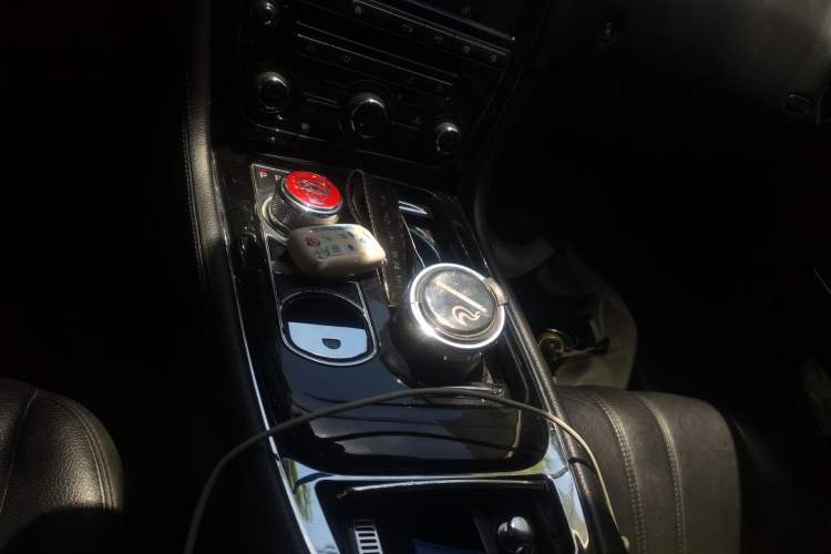 Used Jaguar XJ 2016 XJL 3.0 SC Two-Wheel-Drive Elegant Business Edition Gear Lever