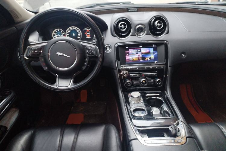Used Jaguar XJ 2016 XJL 2.0T Two-Wheel-Drive Elegant Business Edition Interior 2
