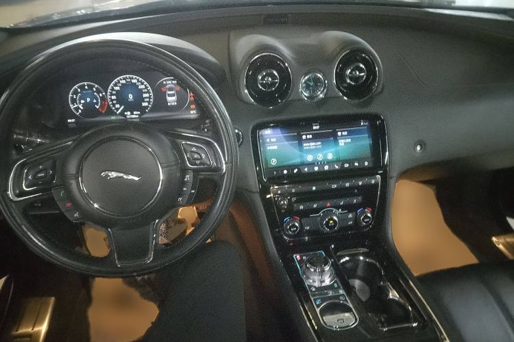 Used Jaguar XJ 2016 XJL 3.0 SC Two-Wheel-Drive Elegant Business Edition Interior 2