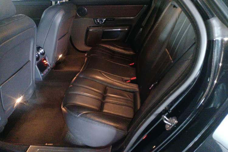 Used Jaguar XJ 2016 XJL 2.0T Two-Wheel-Drive Elegant Business Edition Left Rear Seat