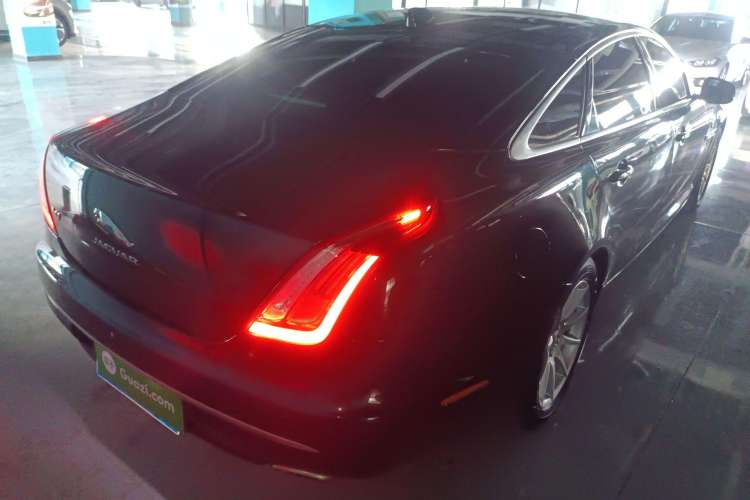 Used Jaguar XJ 2016 XJL 2.0T Two-Wheel-Drive Elegant Business Edition Rear Right 45 Deg