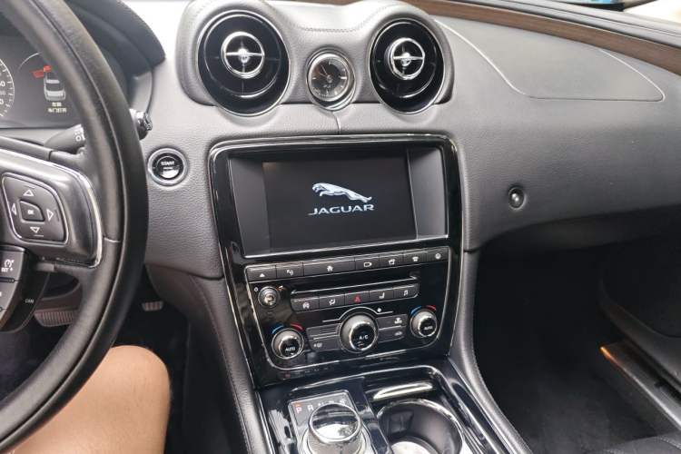 Used Jaguar XJ 2016 XJL 3.0 SC Two-Wheel-Drive Elegant Business Edition Audio And AC Panel