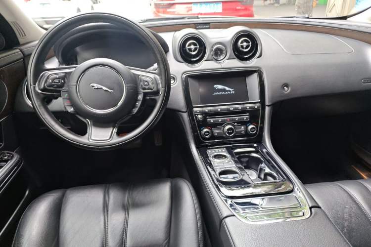 Used Jaguar XJ 2016 XJL 3.0 SC Two-Wheel-Drive Elegant Business Edition Center Console