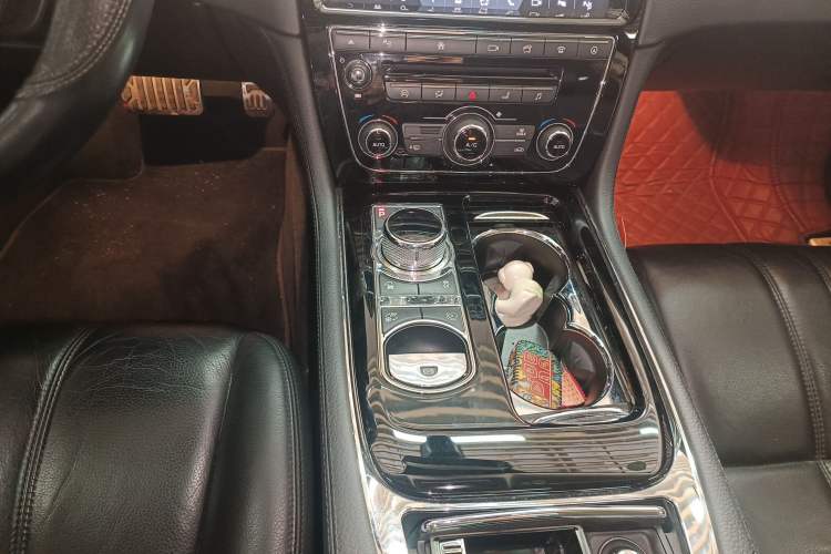 Used Jaguar XJ 2016 XJL 3.0 SC Two-Wheel-Drive Elegant Business Edition Gear Lever