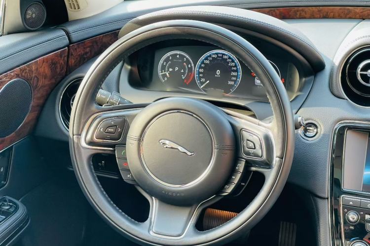 Used Jaguar XJ 2016 XJL 3.0 SC Two-Wheel-Drive Elegant Business Edition Interior 2