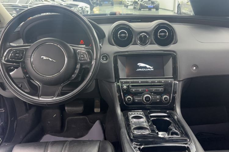Used Jaguar XJ 2016 XJL 3.0 SC Two-Wheel-Drive Elegant Business Edition Interior 3