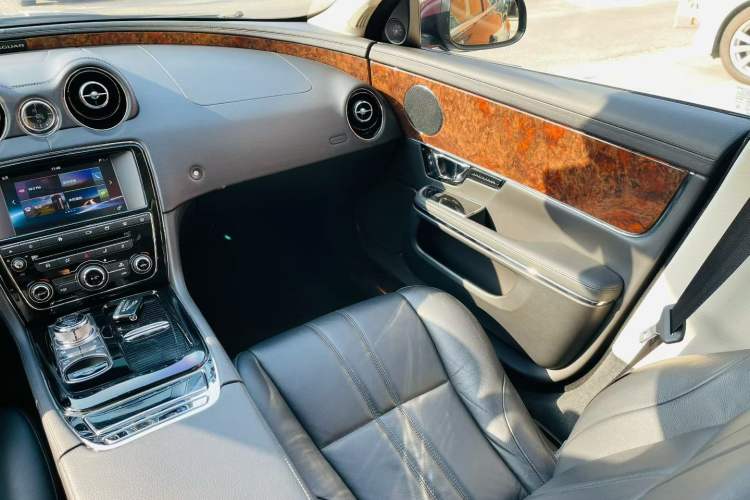 Used Jaguar XJ 2016 XJL 3.0 SC Two-Wheel-Drive Elegant Business Edition Interior 5