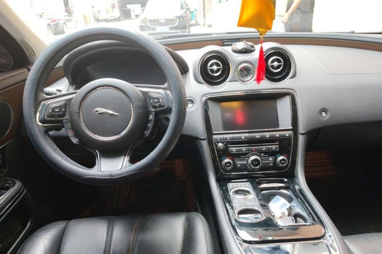 Used Jaguar XJ 2016 XJL 2.0T Two-Wheel-Drive Elegant Business Edition Center Console
