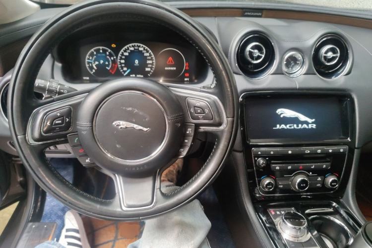 Used Jaguar XJ 2016 XJL 3.0 SC Two-Wheel-Drive Elegant Business Edition Center Console