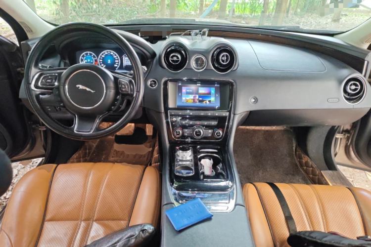 Used Jaguar XJ 2016 XJL 3.0 SC Four-Wheel Drive Panoramic Business Edition Center Console