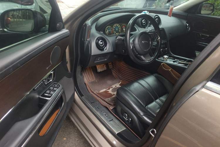 Used Jaguar XJ 2016 XJL 3.0 SC Two-Wheel-Drive Elegant Business Edition Interior 3