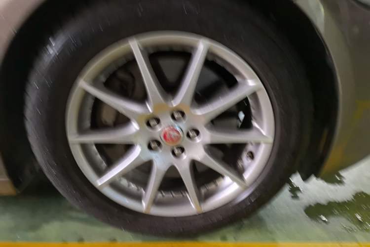 Used Jaguar XJ 2016 XJL 3.0 SC Two-Wheel-Drive Elegant Business Edition Right Front Wheel Hub