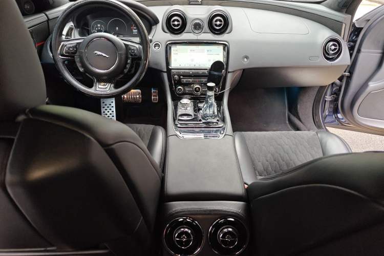 Used Jaguar XJ 2016 XJL 3.0 SC Four-Wheel Drive Panoramic Business Edition Center Console