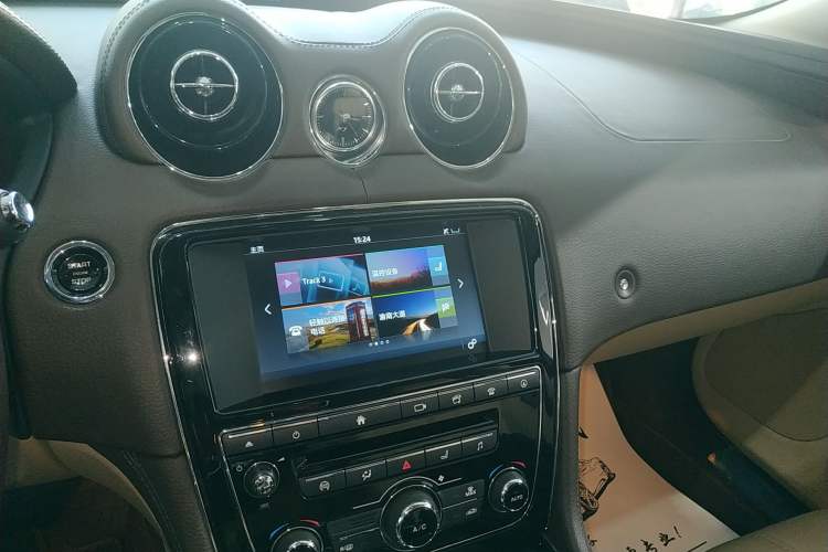 Used Jaguar XJ 2016 XJL 3.0 SC Two-Wheel-Drive Elegant Business Edition Audio And AC Panel