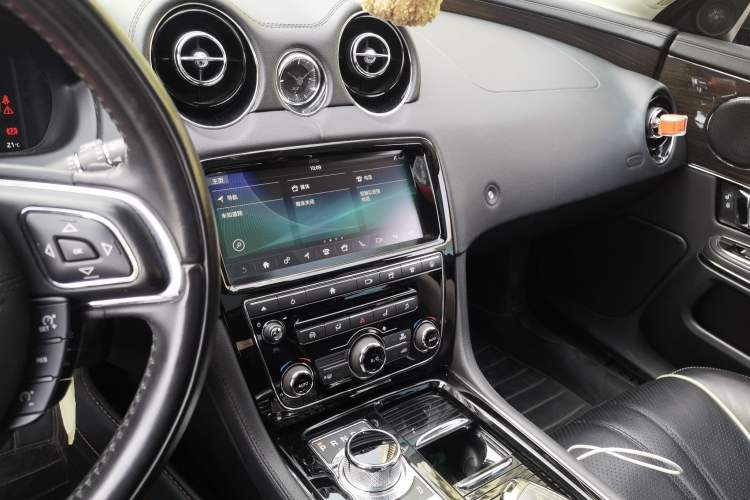 Used Jaguar XJ 2016 XJL 3.0 SC Four-Wheel Drive Panoramic Business Edition Audio And AC Panel