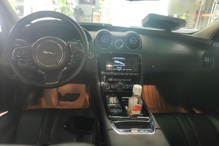 Used Jaguar XJ 2016 XJL 2.0T Two-Wheel-Drive Elegant Business Edition Center Console