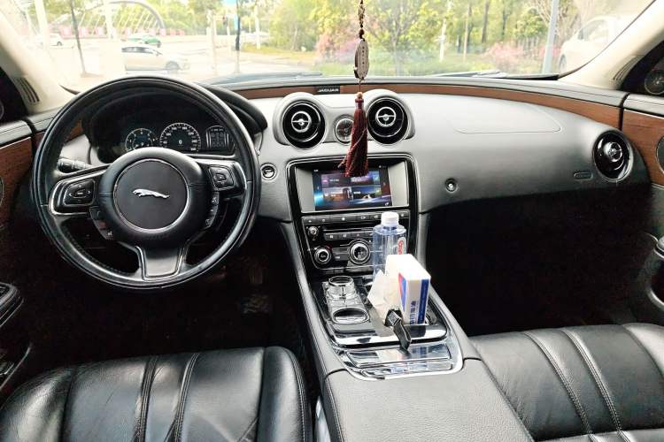 Used Jaguar XJ 2016 XJL 3.0 SC Two-Wheel-Drive Elegant Business Edition Center Console