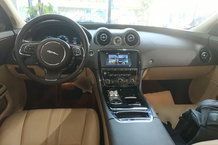 Used Jaguar XJ 2016 XJL 3.0 SC Two-Wheel-Drive Elegant Business Edition Center Console