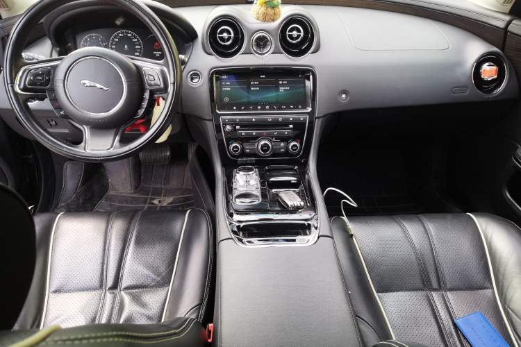 Used Jaguar XJ 2016 XJL 3.0 SC Four-Wheel Drive Panoramic Business Edition Center Console