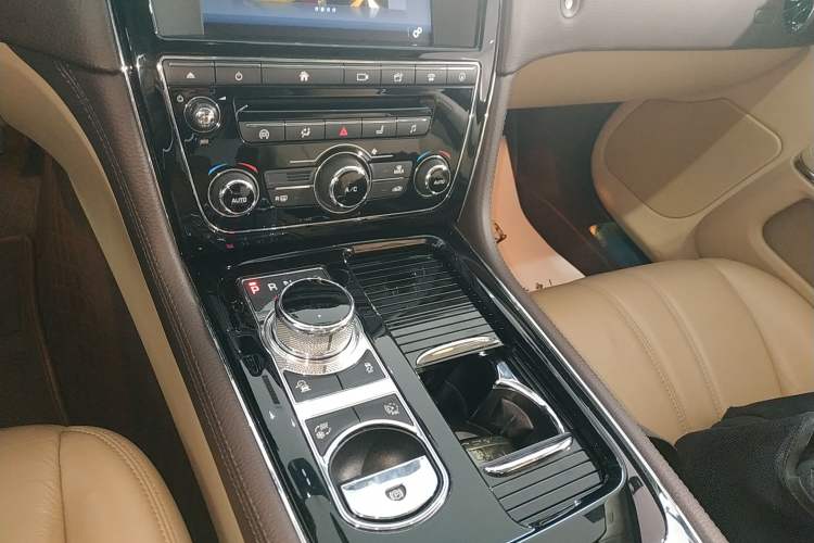 Used Jaguar XJ 2016 XJL 3.0 SC Two-Wheel-Drive Elegant Business Edition Gear Lever