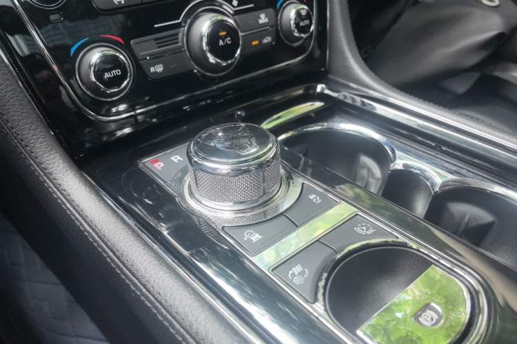 Used Jaguar XJ 2016 XJL 3.0 SC Two-Wheel-Drive Elegant Business Edition Gear Lever