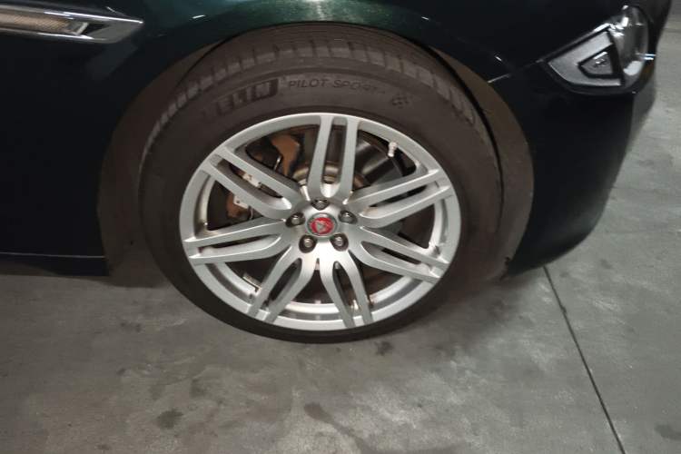 Used Jaguar XJ 2016 XJL 3.0 SC Two-Wheel-Drive Elegant Business Edition Right Front Wheel Hub