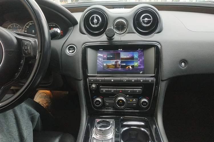 Used Jaguar XJ 2016 XJL 3.0 SC Two-Wheel-Drive Elegant Business Edition Audio And AC Panel