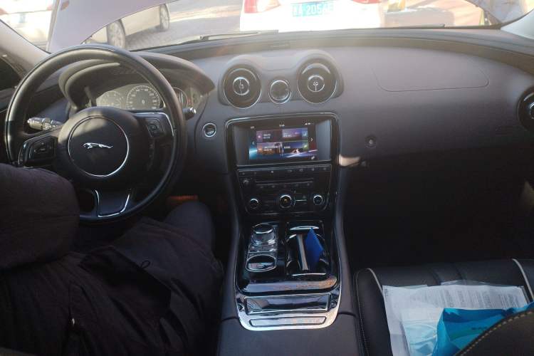 Used Jaguar XJ 2016 XJL 3.0 SC Four-Wheel Drive Panoramic Business Edition Center Console