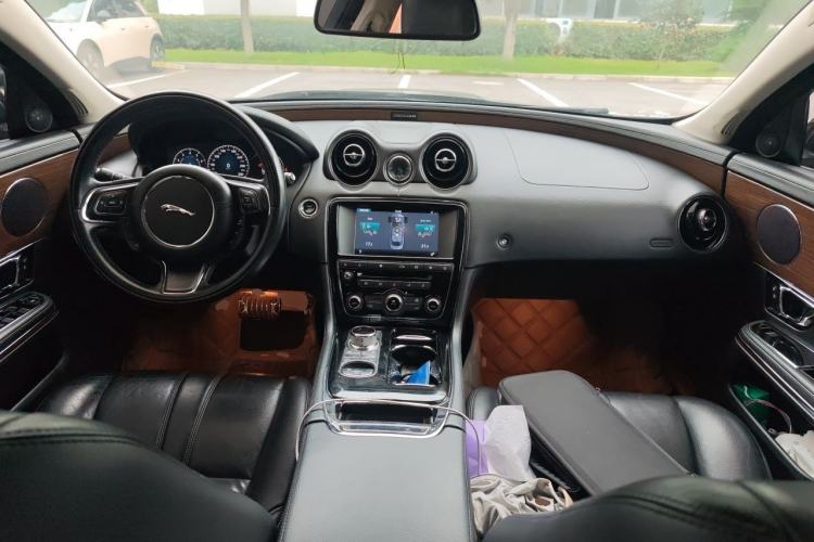 Used Jaguar XJ 2016 XJL 3.0 SC Two-Wheel-Drive Elegant Business Edition Center Console