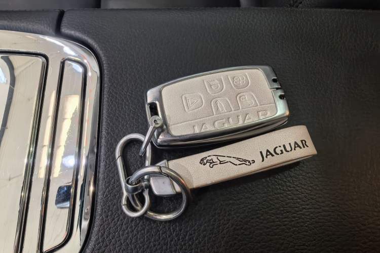 Used Jaguar XJ 2016 XJL 2.0T Two-Wheel-Drive Elegant Business Edition Interior 4