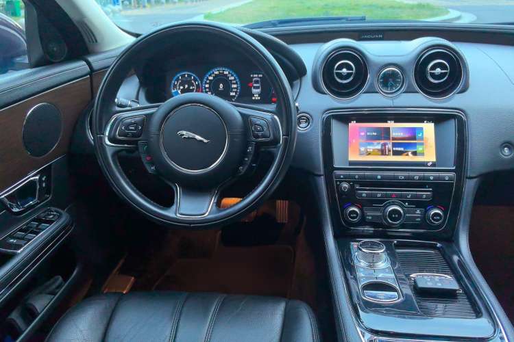 Used Jaguar XJ 2016 XJL 2.0T Two-Wheel-Drive Elegant Business Edition Audio And AC Panel