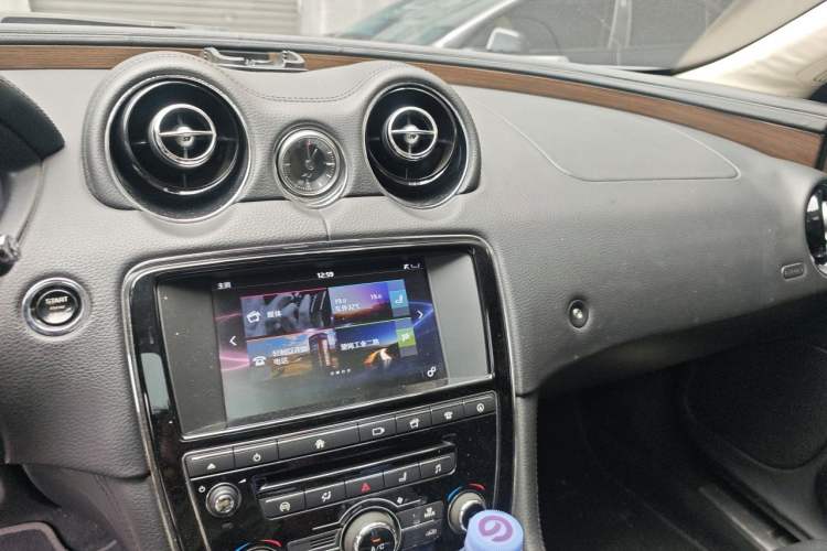 Used Jaguar XJ 2016 XJL 2.0T Two-Wheel-Drive Elegant Business Edition Audio And AC Panel