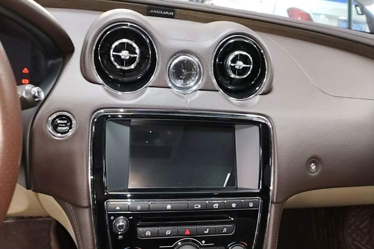 Used Jaguar XJ 2016 XJL 2.0T Two-Wheel-Drive Elegant Business Edition Audio And AC Panel