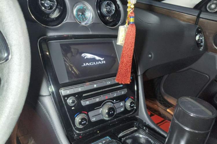 Used Jaguar XJ 2016 XJL 2.0T Two-Wheel-Drive Elegant Business Edition Audio And AC Panel