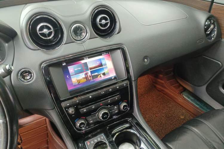 Used Jaguar XJ 2016 XJL 3.0 SC Two-Wheel-Drive Elegant Business Edition Audio And AC Panel