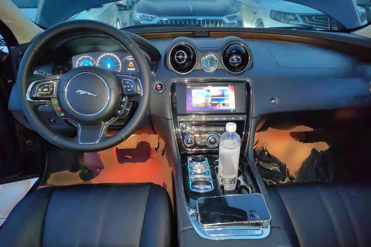 Used Jaguar XJ 2016 XJL 2.0T Two-Wheel-Drive Elegant Business Edition Center Console
