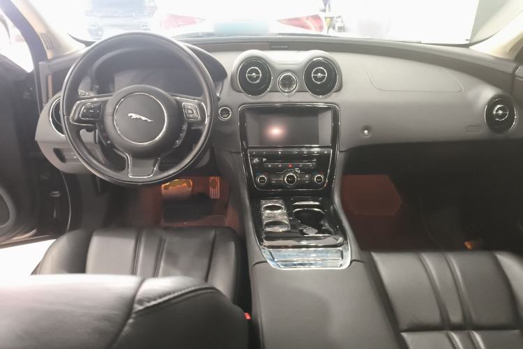 Used Jaguar XJ 2016 XJL 3.0 SC Two-Wheel-Drive Elegant Business Edition Center Console