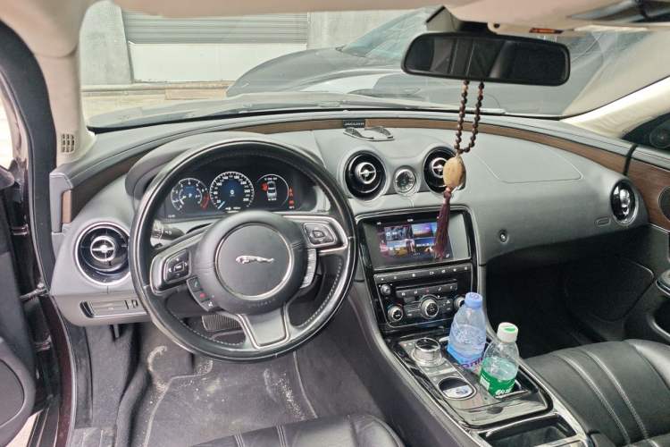 Used Jaguar XJ 2016 XJL 2.0T Two-Wheel-Drive Elegant Business Edition Center Console